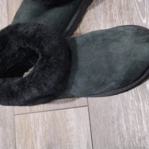 UGG black shearling ankle boots. In great condition. Size 10 - Picture 8 of 8